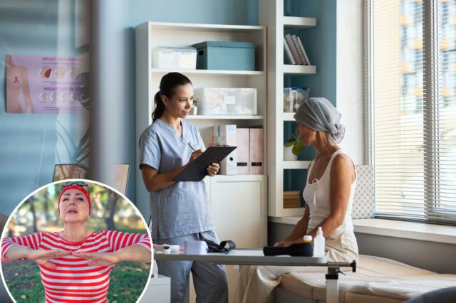 Médica com prancheta discute o tratamento do câncer com uma mulher de meia idade usando um lenço na cabeça e uma fita rosa.
