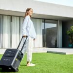 Aqui está o carregador mais potente que vale a pena comprar para cada dispositivo Apple | A imagem mostra alguém puxando uma usina portátil por um gramado