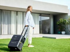 Este é o carregador mais poderoso que vale a pena comprar para cada dispositivo Apple Aqui está o carregador mais potente que vale a pena comprar para cada dispositivo Apple | A imagem mostra alguém puxando uma usina portátil por um gramado