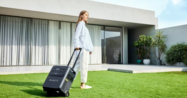 Este é o carregador mais poderoso que vale a pena Aqui está o carregador mais potente que vale a pena comprar para cada dispositivo Apple | A imagem mostra alguém puxando uma usina portátil por um gramado