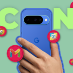 Uma mão segurando um smartphone Google Pixel azul com um ícone de alerta e ícones representando câmera, áudio e bugs.