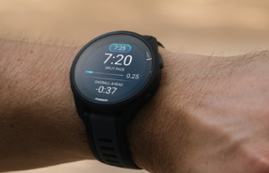 Este smartwatch Garmin é frequentemente esquecido, mas não pelo preço com desconto atual Pessoa usando Garmin Forerunner 165