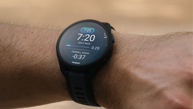 Pessoa usando Garmin Forerunner 165