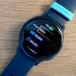 Um Garmin Vivoactive mostrando a opção de acessar o aplicativo Wallet