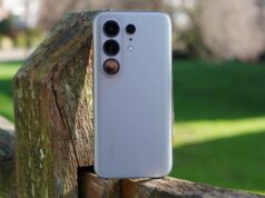 Este telefone traz de volta um design que eu gostaria que a Samsung usasse para o Galaxy S26 A lateral do Tecno Camon 50 Ultra