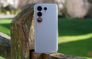 Este telefone traz de volta um design que eu gostaria que a Samsung usasse para o Galaxy S26 A lateral do Tecno Camon 50 Ultra