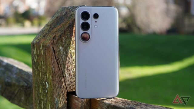 A lateral do Tecno Camon 50 Ultra