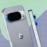 Vista traseira de dois smartphones Pixel azuis com um módulo de câmera plano.