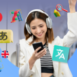 Duas mulheres sorridentes olhando para um smartphone, cercadas por ícones flutuantes do Google Tradutor e balões de fala.