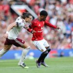 Estrela da Premier League conta o que achou 'louco' na primeira vez que jogou em Old Trafford contra o Man Utd