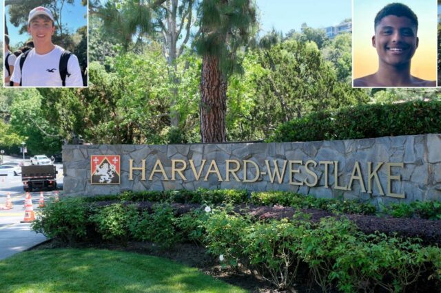 Um homem sem camisa, cabelos curtos e escuros, vestindo cueca de banho azul claro, sorri com os braços cruzados sobre o peito, tendo uma praia e um prédio ao fundo.