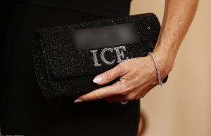 Estrelas ‘choramingas’ do Oscar acusadas de sequestrar tapete vermelho com política: acompanhe ao vivo Glennon Doyle segura uma bolsa onde se lê 'Fuck ICE' enquanto posa no tapete vermelho durante a chegada do Oscar no 98º Oscar em Hollywood, Los Angeles, Califórnia, EUA, 15 de março de 2026. REUTERS/Caroline Brehman