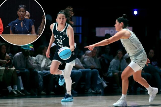 Breanna Stewart do Mist dribla a bola contra Kelsey Plum do Phantom durante o primeiro quarto do jogo Unrivaled 2026 na Sephora Arena em 7 de fevereiro de 2026 em Medley, Flórida.