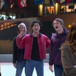 Estrelas de 'Heated Rivalry' Connor Storrie e Hudson Williams se reúnem em 'SNL' para Ice Skating Sketch