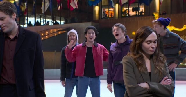Estrelas de 'Heated Rivalry' Connor Storrie e Hudson Williams se reúnem em 'SNL' para Ice Skating Sketch
