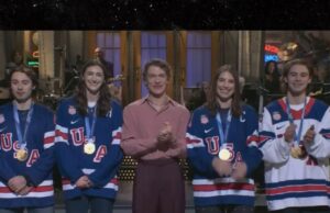 Estrelas do hóquei feminino dos EUA protegem o presidente Trump no ‘SNL’ EUA hóquei snl