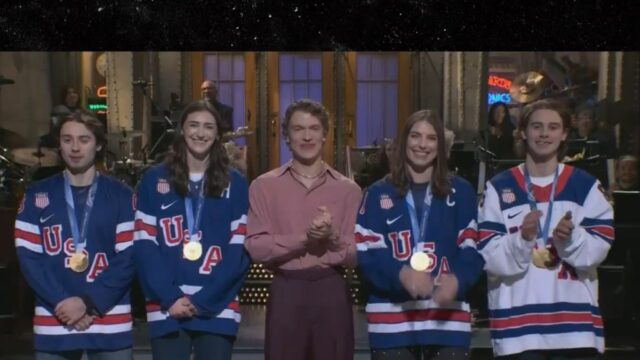 Estrelas do hóquei feminino dos EUA protegem o presidente Trump EUA hóquei snl