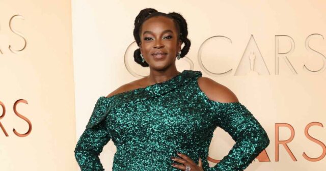 Estrelas que exibiram suas barriguinhas de bebê no Oscar: Wunmi Estrelas que exibiram suas barriguinhas de bebê no Oscar: Wunmi Mosaku, mais