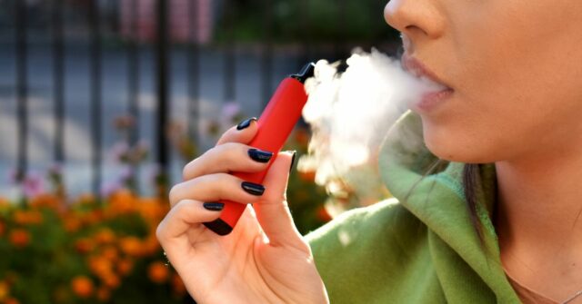 Estudo confirma os piores temores dos pais: vaping causa câncer Estudo confirma os piores temores dos pais: vaping causa câncer
