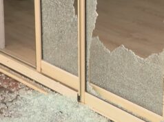 ‘Eu gostaria que eles me matassem’: mãe ficou traumatizada após violenta invasão de casa Porta de vidro quebrada