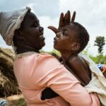 'Eu lutei por Aaron': uma mãe de Uganda enfrenta deficiência e estigma