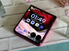 Eu não esperava que a atualização do Android 16 do Motorola Razr Ultra fosse assim Motorola Razr Ultra encostado em uma árvore perene