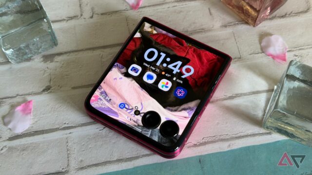 Eu não esperava que a atualização do Android 16 do Motorola Razr Ultra encostado em uma árvore perene