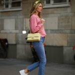 Jessica de Oliviera vista usando óculos escuros Dior pretos, bolsa Dior, salto Chanel, relógio Rolex de ouro amarelo e um vestido longo esvoaçante com recortes durante o 76º Festival de Cinema de Cannes em 21 de maio de 2023 em Cannes, França.