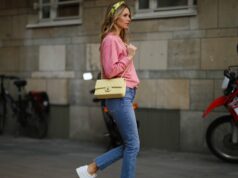 Eu sou um esnobe de tênis – mas compraria estes 17 sapatos confortáveis para mães ricas Jessica de Oliviera vista usando óculos escuros Dior pretos, bolsa Dior, salto Chanel, relógio Rolex de ouro amarelo e um vestido longo esvoaçante com recortes durante o 76º Festival de Cinema de Cannes em 21 de maio de 2023 em Cannes, França.