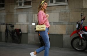 Eu sou um esnobe de tênis – mas compraria estes 17 sapatos confortáveis para mães ricas Jessica de Oliviera vista usando óculos escuros Dior pretos, bolsa Dior, salto Chanel, relógio Rolex de ouro amarelo e um vestido longo esvoaçante com recortes durante o 76º Festival de Cinema de Cannes em 21 de maio de 2023 em Cannes, França.