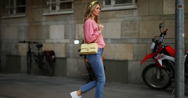 Jessica de Oliviera vista usando óculos escuros Dior pretos, bolsa Dior, salto Chanel, relógio Rolex de ouro amarelo e um vestido longo esvoaçante com recortes durante o 76º Festival de Cinema de Cannes em 21 de maio de 2023 em Cannes, França.