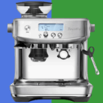 Uma máquina de café expresso Breville com moedor embutido e display digital mostrando