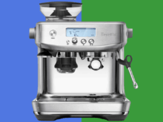 Evite a fila do café e experimente a máquina de café expresso Breville pela qual todos são obcecados Uma máquina de café expresso Breville com moedor embutido e display digital mostrando