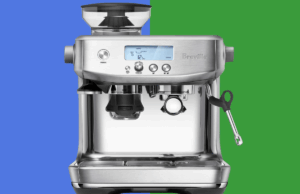 Evite a fila do café e experimente a máquina de café expresso Breville pela qual todos são obcecados Uma máquina de café expresso Breville com moedor embutido e display digital mostrando