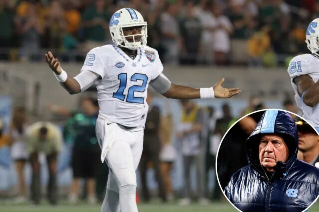 A quarterback do Tar Heels da Carolina do Norte, Marquise Williams (12), reage após fazer uma interferência no 2º quarto do Russell Athletic Bowl de 2015 entre o Tar Heels da Carolina do Norte e o Baylor Bears no Florida Citrus Bowl 
