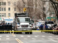 Ex-funcionário do Memorial Sloan Kettering Cancer Center preso por ameaça de bomba no hospital de Nova York A placa do Memorial Sloan Kettering Cancer Center.