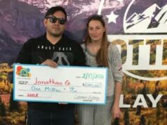 Ex-morador de rua ganha bilhete de loteria de US$ 1 milhão após um dia difícil no trabalho Jonathan G. e uma mulher segurando um cheque enorme de um milhão de dólares da Loteria do Colorado.