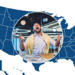 Um homem entusiasmado com dinheiro caindo ao seu redor.