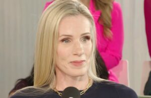 Executiva do Coldplay Kiss Cam abre para Oprah e diz que seu ex-marido também estava no show Executiva do Coldplay Kiss Cam abre para Oprah e diz que seu ex-marido também estava no show