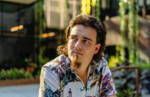 Exército dos EUA anuncia contrato com Anduril no valor de até US$ 20 bilhões Palmer Luckey, founder of Anduril Industries, during an interview on "The Circuit with Emily Chang" at Anduril's headquarters in Costa Mesa, California, US, on Thursday, Dec. 14, 2023. Anduril recently beat several legacy defense players in a contest for a major contract to develop an unmanned fighter jet for the US Air Force and is now valued at $8.5 billion. Photographer: Kyle Grillot/Bloomberg via Getty Images