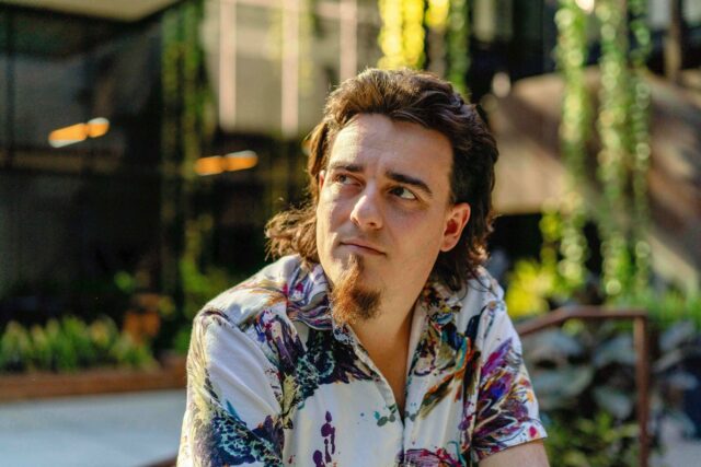 Exército dos EUA anuncia contrato com Anduril no valor de Palmer Luckey, founder of Anduril Industries, during an interview on "The Circuit with Emily Chang" at Anduril's headquarters in Costa Mesa, California, US, on Thursday, Dec. 14, 2023. Anduril recently beat several legacy defense players in a contest for a major contract to develop an unmanned fighter jet for the US Air Force and is now valued at $8.5 billion. Photographer: Kyle Grillot/Bloomberg via Getty Images