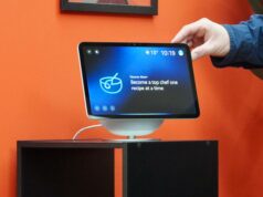 Experimentei o Amazon Alexa + e nunca fiquei tão entusiasmado com um assistente doméstico inteligente antes Um dispositivo Amazon mostrando Alexa+