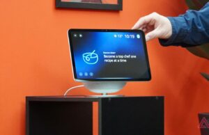 Experimentei o Amazon Alexa + e nunca fiquei tão entusiasmado com um assistente doméstico inteligente antes Um dispositivo Amazon mostrando Alexa+