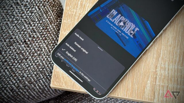 Mulher usando o telefone ao lado de um grande logotipo 3D do YouTube e de um ícone do aplicativo NotebookLM.