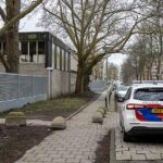 Um carro da polícia estacionado em frente a uma escola judaica em Amsterdã após uma explosão na manhã de hoje