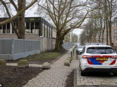Explosão atinge escola judaica em Amsterdã em “ataque deliberado contra a comunidade judaica” Um carro da polícia estacionado em frente a uma escola judaica em Amsterdã após uma explosão na manhã de hoje