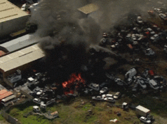 ‘Extremamente perigoso’: Explosões geram alerta de evacuação de emergência em Geelong incêndio no pátio de carros North Geelong