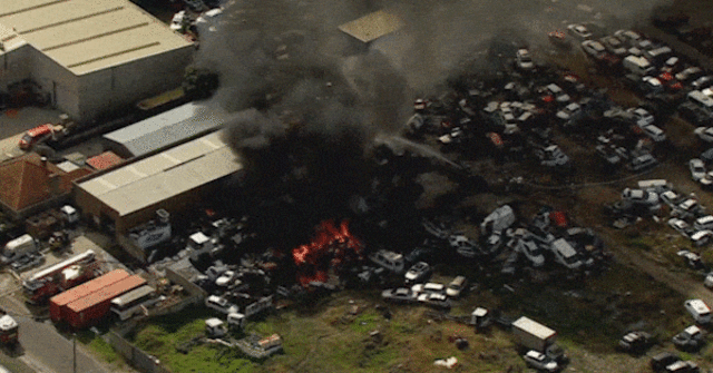 incêndio no pátio de carros North Geelong