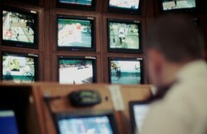 FBI e DIA estão comprando dados de localização de cidadãos dos EUA de corretores de dados FBI e DIA confirmam que estão comprando dados de localização de cidadãos dos EUA de corretores de dados | Foto de uma sala de vigilância CCTV