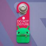 O mascote do Android segura um smartphone mostrando o recurso Notification Cooldown, cercado por sinos laranja flutuantes.